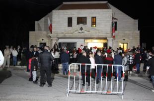 القليعة تضيء شجرة الميلاد على أمل أن تحمل الأعياد معها تباشير السلام والمحبة والعدالة