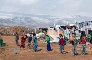 السوريون المنسيون في مخيماتهم: الطريق إلى الوطن مسدود