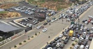 احتجاجًا على البنزين سائقو الأجرة يقطعون خلدة والرينغ ويشلّون الحركة