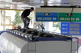 صفيحة البنزين زادت حوالي 10 دولارات في 20 يوماً